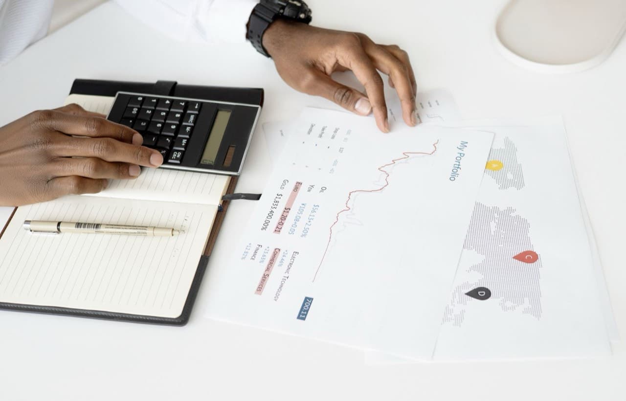 Finanzplanung mit Taschenrechner und Unterlagen