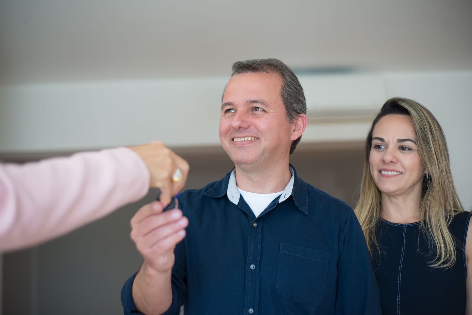 Paar bei der Schlüsselübergabe für das neue Zuhause